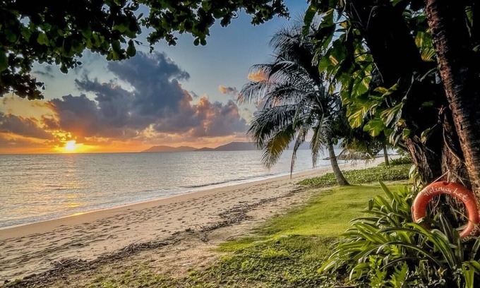 Holloways Beach Haus | Absolute Beachfront Paradise Private 'Drift Beach