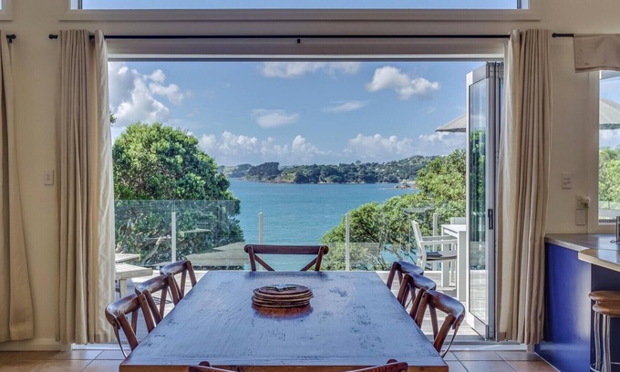 Oneroa Villa | Absolute Beachfront Oneroa