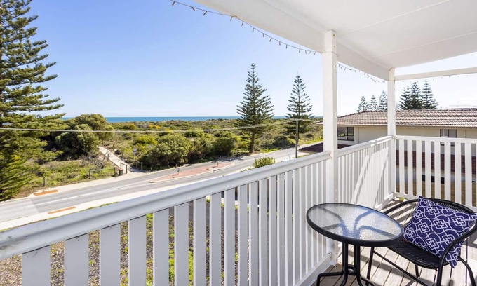 Singleton Haus | Absolute Beachfront! 2 Storey Beach House! 4 Bedrooms, 2 Kitchens. Pet friendly!