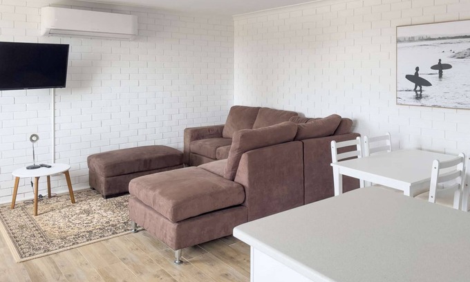 Singleton Wohnung | Absolute beachfront! Freshly renovated beachy apartment. Free WIFI