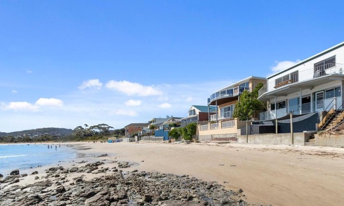 Howrah Haus | Absolute Waterfront Only 15 minutes From Hobart