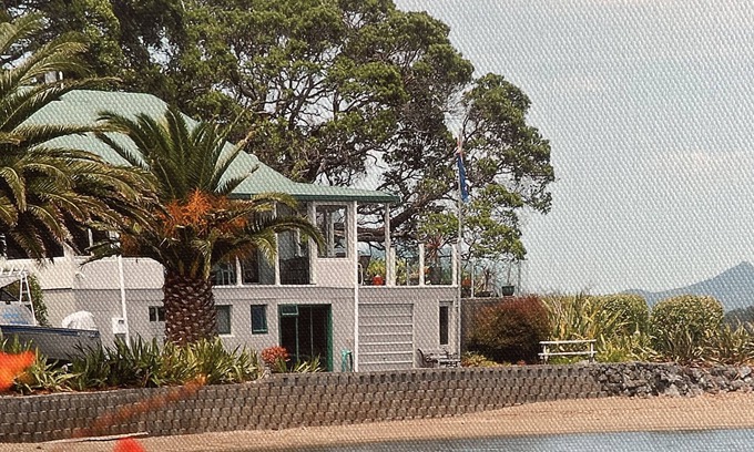 Parua Bay Haus | Absolute Waterfront Self Contained 2 bedroom beachfront unit