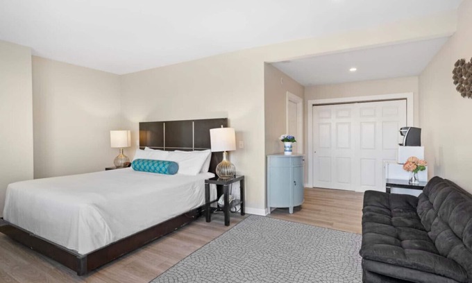 Falmouth Heights Eigentumswohnung | Accessible 1 King Bed Premium Suite