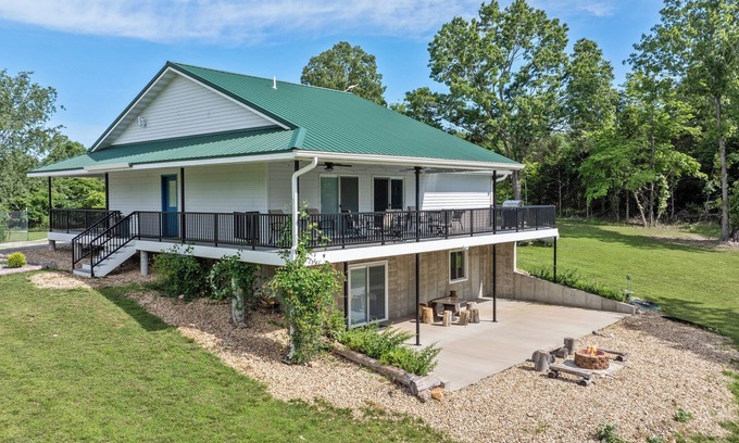 Noble Sonstige | Accessible Lake and Farm Retreat w/Fresh Eggs, Nature Trails, and Gameroom