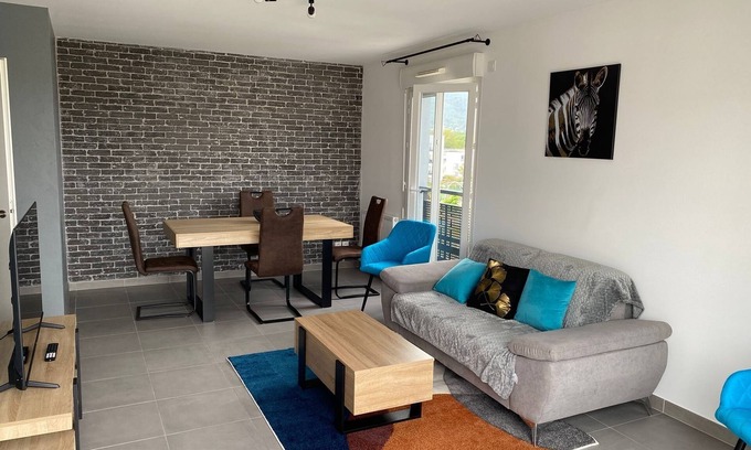 Saint-Genis-Pouilly Wohnung | Accommodation near CERN, Switzerland and airport with private parking