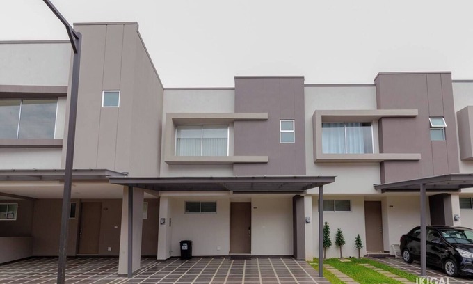 Ciudad Cariari Wohnung | Accommodation in Cariari: 2 bedrooms, kitchen, living room, garden, BBQ, and pool in the clubhouse.