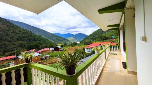 Bomdila Haus | Accomoon hillside homes