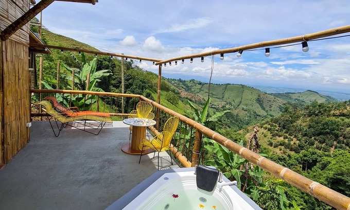 Balboa Hütte | Acogedora cabaña en Eje Cafetero Colombiano con preciosa vista a las montañas