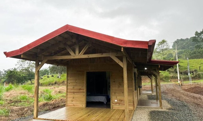 San Isidro de El General Hütte | Acogedoras cabañas de madera Oso Perezoso, listas para su descanso en el campo.