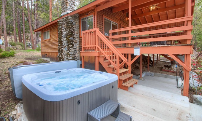 North Wawona Haus | Acorn Alley Inside Yosemite - Dog Friendly! w/Hot tub, Fire pit, EV Charger