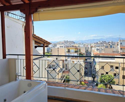 Dafni-Ymittos Wohnung | Acropolis View Sky Suite with Jacuzzi near Metro