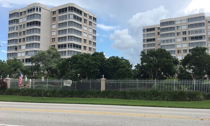 Vanderbilt Beach Eigentumswohnung | Gegenüber vom Strand und in der Bucht
