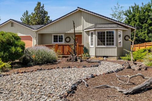 Mountain View District Haus | ADA Accessible - Pet-Friendly- 3BDR