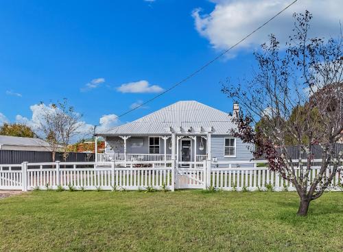 Stanthorpe Haus | Addisons Stanthorpe with hot tub