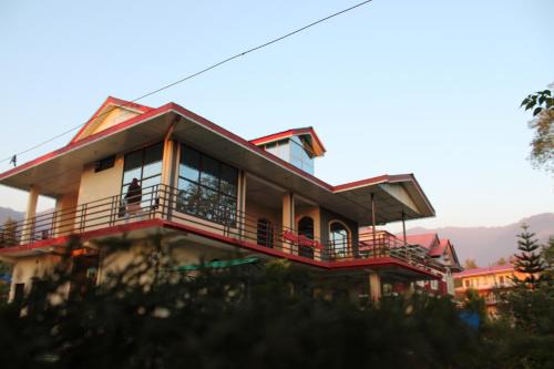 Gunehr Haus | Aditya Homestay Bir-Billing surrounded by Mountains