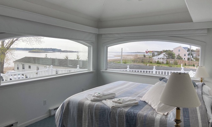 Phippsburg Haus | Admiral Suite - Seaside Suite on Popham Beach!