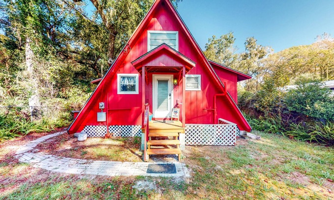 Bushnell Kabine | Adorable A-Frame with Riverfront Yard, Fishing Pier, & Firepit