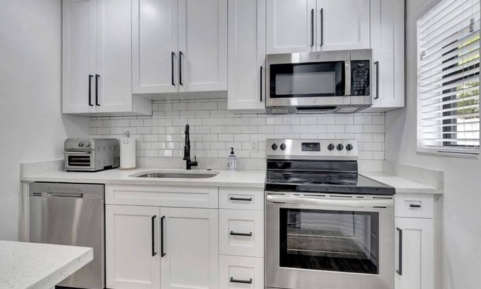 Lake Ida Shores Haus | Adorable, beach house. Atlantic Ave & beach is just a free golf cart ride away.