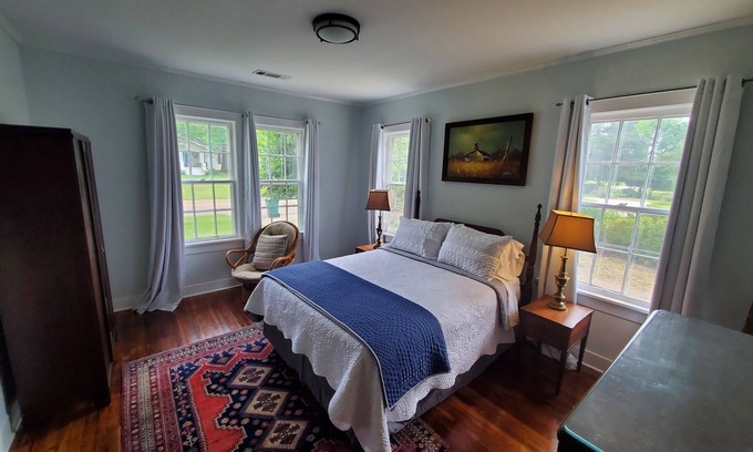 Canton Haus | Adorable cottage nestled in Canton historic district