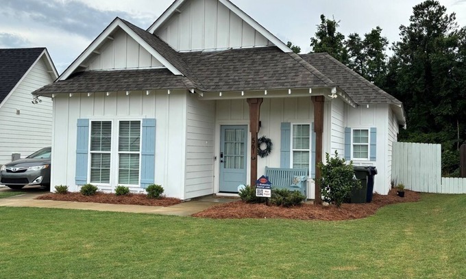 Auburn Haus | Adorable Single Level Cottage with Covered Porch Close to Campus