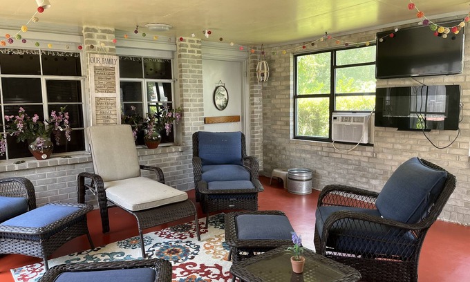 Waycross Wohnung | Adorable Studio with electrical fireplace