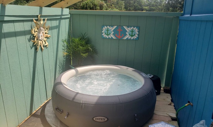 Stokes Haus | Adorable Tiny House that's pet friendly! HOT TUB. Walk to popular wedding venue.