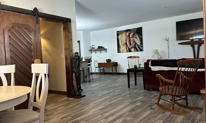 South Paris Wohnung | Adult Themed get-a-way! Centrally located to ski mountains, Oxford Casino, OPS.