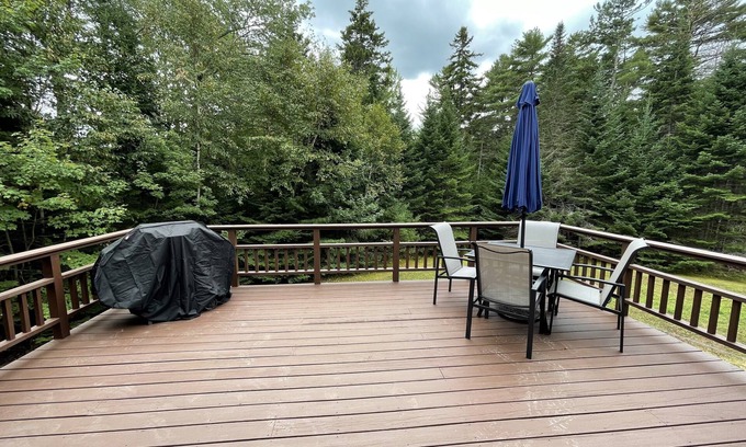 Lamoine Wohnung | Affordable Bloomfield Apt - Walking Distance to Blunt's Pond!