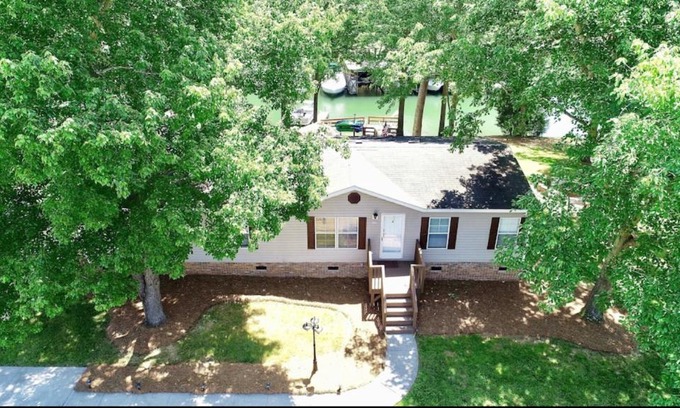 Lake Norman of Catawba Villa | Affordable Lake Norman 4BR Home with Dock, Fire Pit & Kayaks