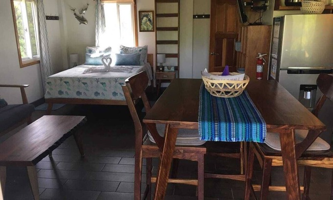 Placencia Wohnung | Affordable luxury at the best village location! Gold Standard! Upper unit.
