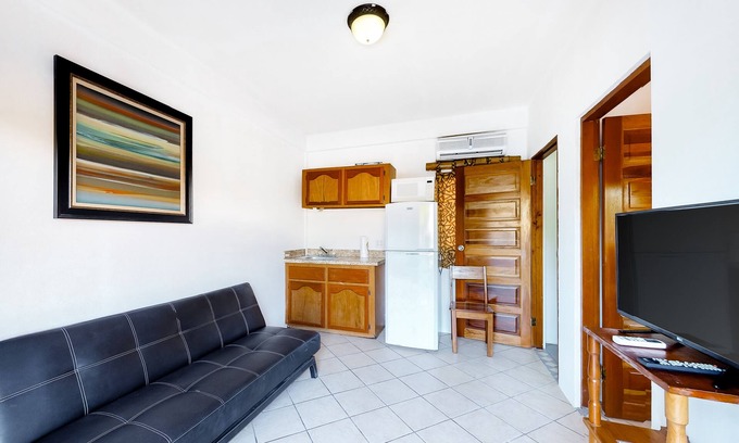 Caye Caulker Haus | Erschwingliche Suite mit Gemeinschaftspool, Blick vom Dach und Zugang zum nahe gelegenen Strand!