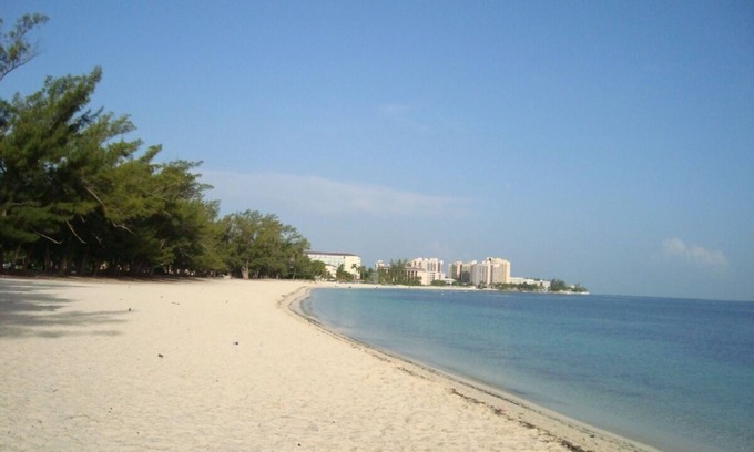 Nassau Haus | Erschwingliches tropisches Stadthaus, 5 Minuten zu Fuß zum Strand