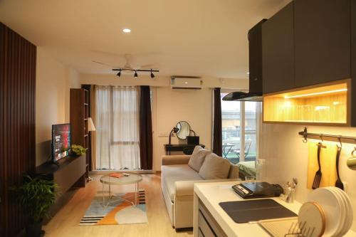 Viman Nagar Wohnung | Airport Runway View from terrace|Coffee Maker|Luxe