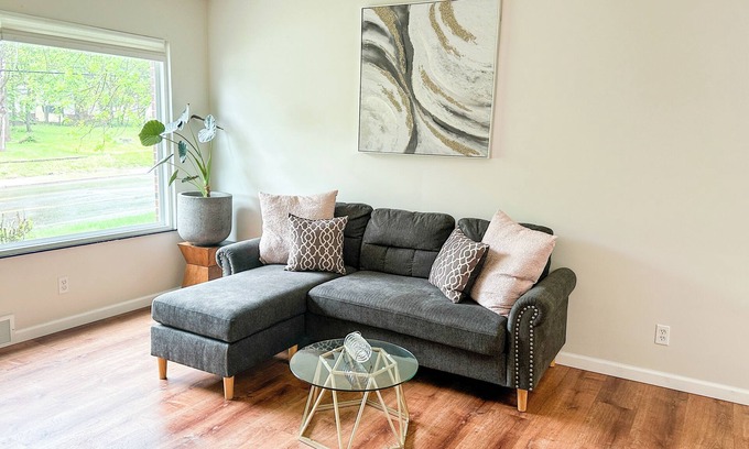 West Akron Wohnung | Akron Abode - 2 pm Check In & Check Out