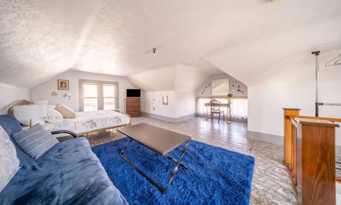 Highland Square Haus | Eclectic 4 BR in Akron, Highland Square w/ Parking