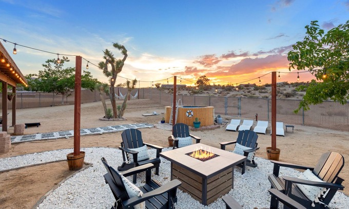 Joshua Tree Haus | 🌵🌟 Alana House - Pool, Hot Tub, BBQ, Fire Pit + Walk to Hikes! 🌟🌵