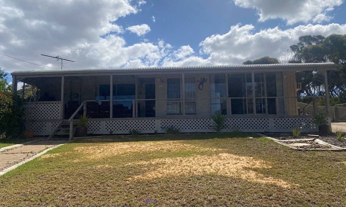 Port Vincent Haus | Alba - Stunning sea views, Free WiFi! Off peak special!