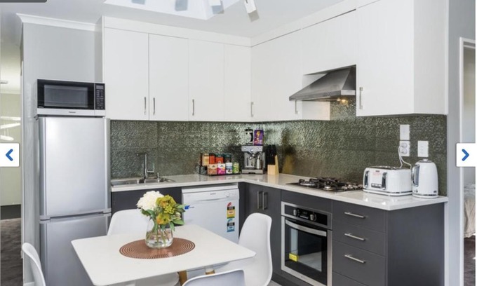 Rosedale Haus | Albany Modern Private 2 bedroom 2 bathroom with Full Kitchen Netflix