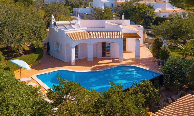 Vale de Parra Villa | Bis zu 20% Rabatt auf Alegre-moderne Villa mit privatem Pool, Spiele, Klimaanlage, Sat-TV, Grill