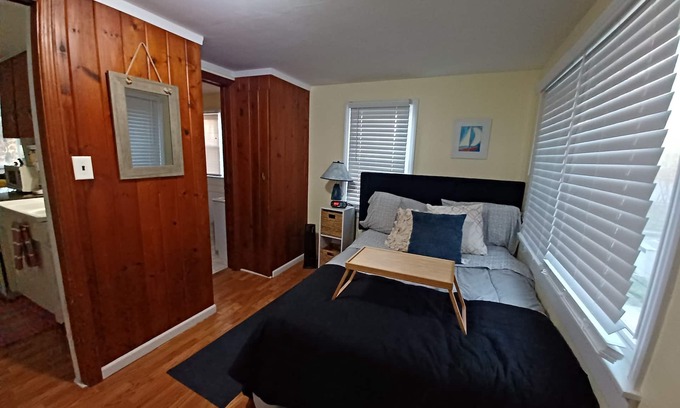 Hastings Wohnung | Algonquin Lakeside Suite D with Private Dock