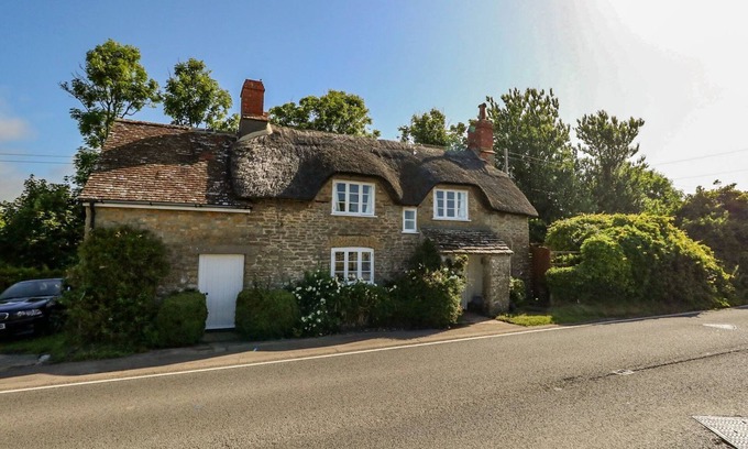 Bridport Hütte | ALICE'S COTTAGE, pet friendly, with a garden in Burton Bradstock