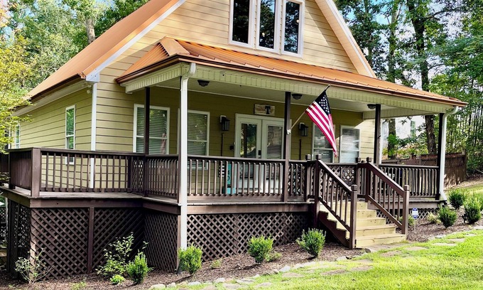 Counce Haus | All Decked Out- Elegant Pickwick Lake Living, Sleeps 10