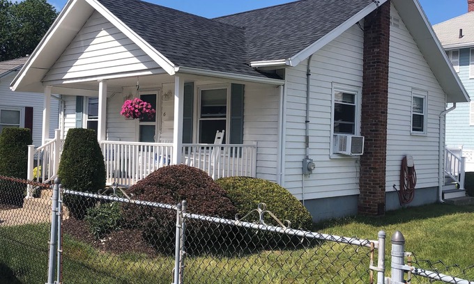 Hull Haus | All Season Charmantes Nantasket Beach House