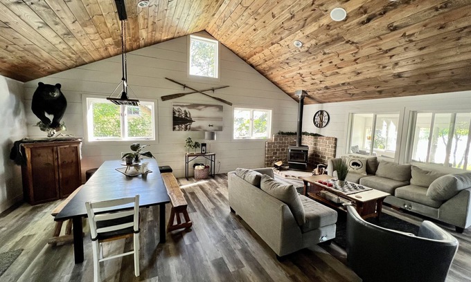 Gresham Hütte | All-Season Modern Cottage on Red Lake - 45 min from Green Bay