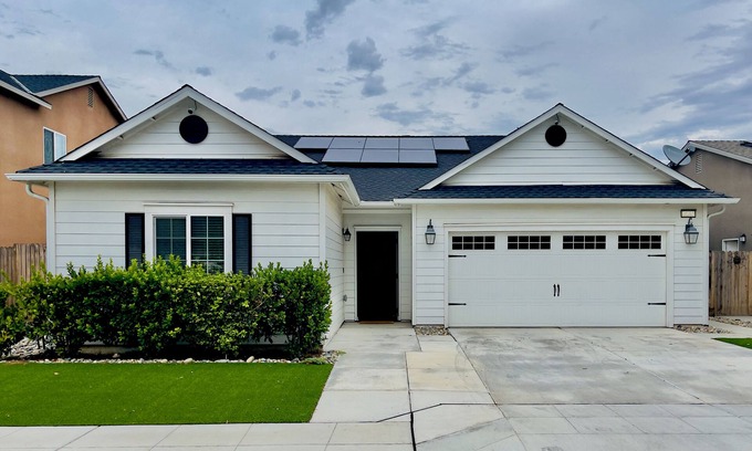 Raisin Haus | All The Comforts Of Home - Safe & Quiet Neighborhood - 2 Car Garage