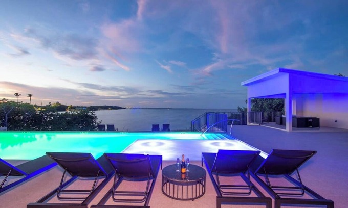Grand Harbour Eigentumswohnung | Allure #22 Three Bedroom Waterfront Condo & Pool