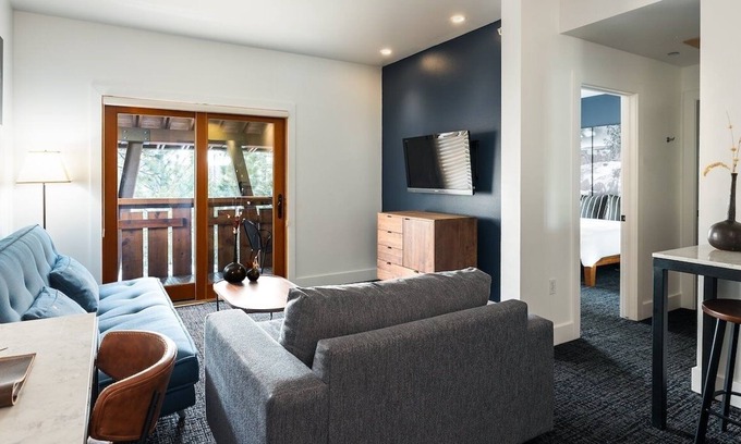 Truckee Hotel | Alpine Adventure Awaits: 2 Comfy Rooms Near Lake Tahoe - Pets Welcome!