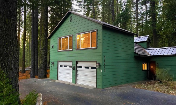 Mineral Skihütte | Alpine Chalet on 2 Acres + EV Chgr + Starlink + 10 min from Lassen National Park
