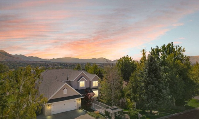 Alpine Haus | Alpine Peaks View | Queen Beds | Central | Massage