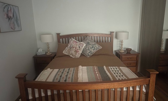 Collinsvale Sonstige | Amaroo with a view set on a 50 acre hobby farm .. Modern Deluxe Queen Studio.